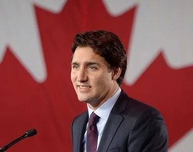 Justin Trudeau w swobodnej sytuacji, ukazujący jego zainteresowania lub interakcje z Kanadyjczykami.