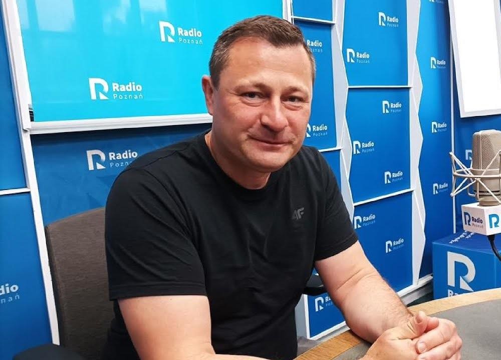 Krzysztof Paszyk podczas spotkania politycznego lub publicznego wystąpienia, aktywnie zaangażowany w dyskusję.