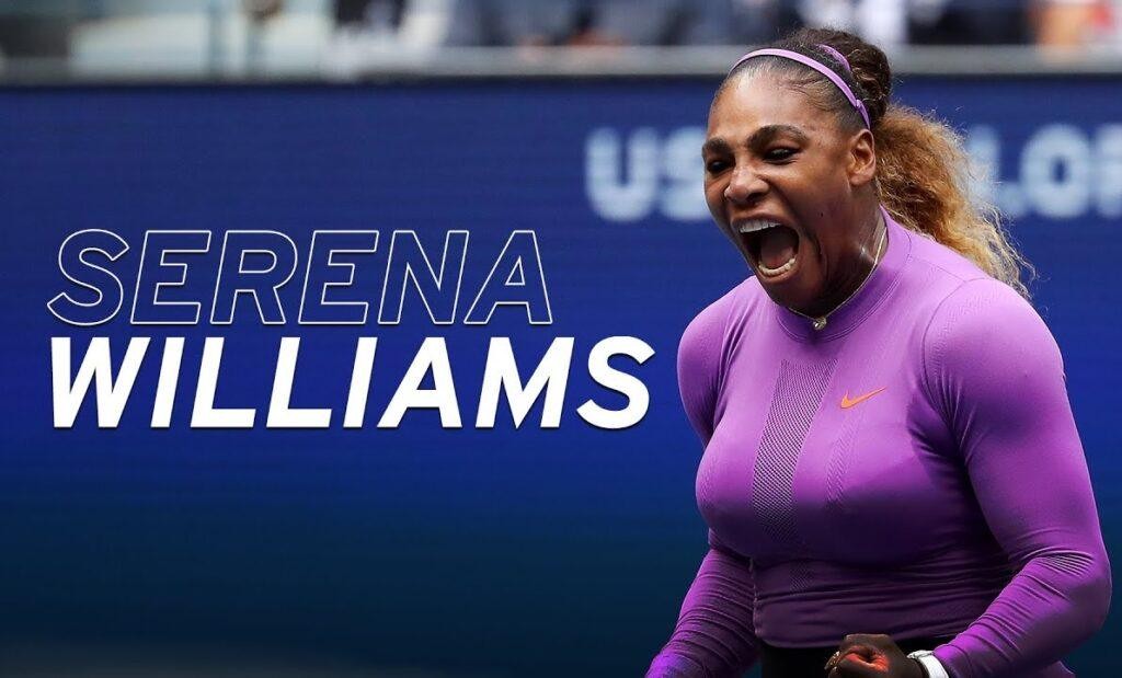 Serena Williams w akcji na korcie tenisowym, uderzająca piłkę z pełną siłą i koncentracją.