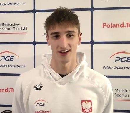 Ksawery Masiuk z rodziną: rodzicami, siostrą i bratem, w ciepłej, rodzinnej atmosferze, symbolizującej wsparcie bliskich w jego karierze sportowej.