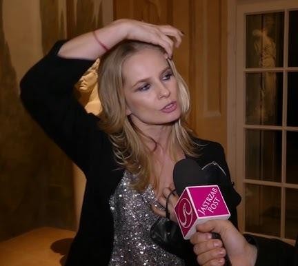 Magdalena Cielecka podczas występu, z intensywnym wyrazem twarzy, podkreślającym jej zaangażowanie w sztukę aktorską.