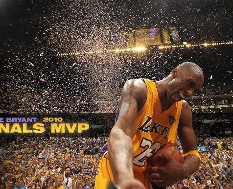 Kobe Bryant w stroju Los Angeles Lakers, dryblujący piłkę, z intensywnym skupieniem na boisku, ukazujący jego zwinność i charakterystyczne zagrania.