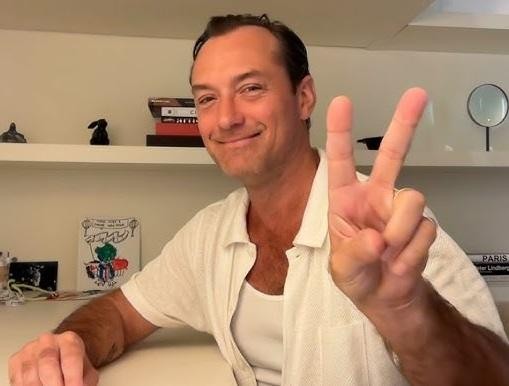 Jude Law w charakteryzacji do jednej ze swoich filmowych ról, ukazujący intensywność aktorską.