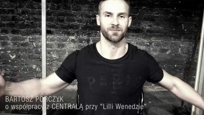 Bartosz Porczyk na scenie teatralnej podczas intensywnego występu, oświetlony teatralnymi światłami, ukazujący pasję i energię sceniczną.