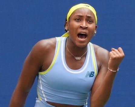 Coco Gauff uśmiechnięta, pozująca z trofeum lub w otoczeniu fanów.