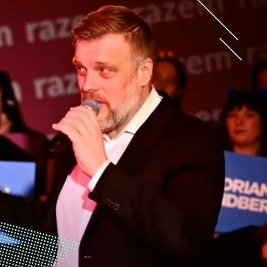Adrian Zandberg w otoczeniu rodziny: żony Barbary Audyckiej-Zandberg oraz dzieci Olgi i Olafa, w ciepłej, domowej atmosferze.