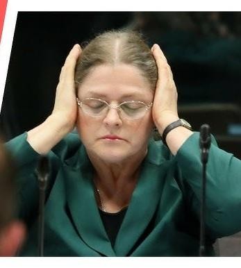 Krystyna Pawłowicz w trakcie wystąpienia publicznego, z widoczną ekspresją, w kontekście politycznym.