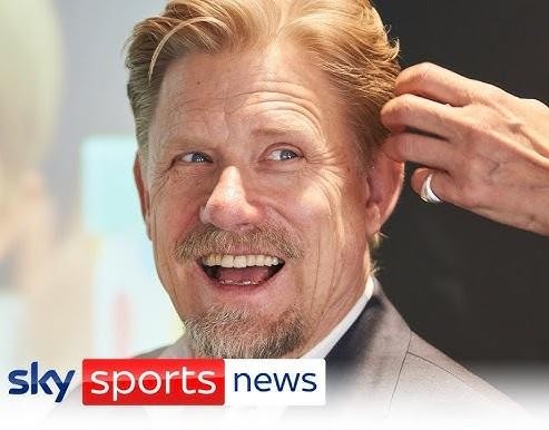 Peter Schmeichel i jego syn Kasper Schmeichel, obaj bramkarze, uśmiechnięci i obejmujący się na boisku piłkarskim, symbolizujący silną więź ojca z synem.