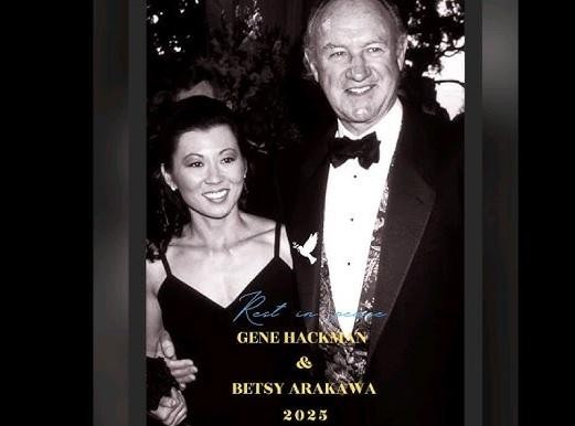 Alt: Betsy Arakawa i Gene Hackman w swoim domu w Santa Fe, ujęcie ukazujące ich bliskość i wzajemne wsparcie w prywatnej atmosferze.