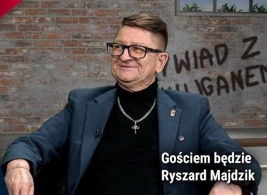 Scena przedstawiająca podziemne drukowanie lub kolportaż prasy w czasach PRL, symbolizująca działalność opozycyjną Ryszarda Majdzika.
