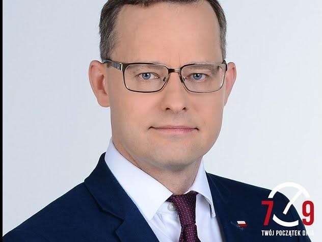 Abstrakcyjne przedstawienie powiązania prawa, polityki i nadzoru publicznego, symbolizujące debatę i kontrowersje.