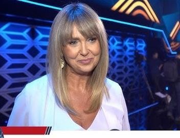 Ewa Wachowicz w naturalnej, rodzinnej scenie, być może z bliskimi, w domowym otoczeniu, podkreślająca jej życie prywatne.