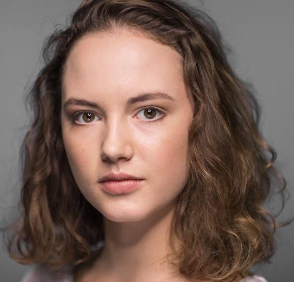 Martyna Byczkowska na planie filmowym, w kadrze zza kulis, oddająca atmosferę pracy aktorki.