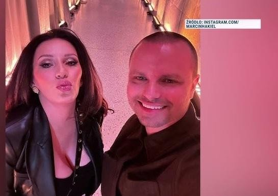 Marcin Hakiel podczas zajęć w swojej szkole tańca, uśmiechnięty, w otoczeniu uczniów.