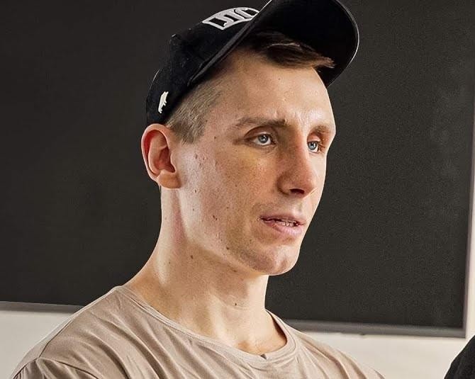 Owca WK (Michał Owczarzak) podczas intensywnego treningu na siłowni, demonstrujący siłę i zaangażowanie.