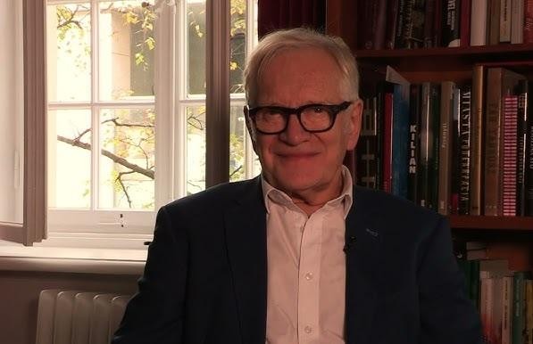 Andrzej Seweryn na scenie Teatru Polskiego, w dynamicznej pozie, oddającej atmosferę spektaklu lub próby.