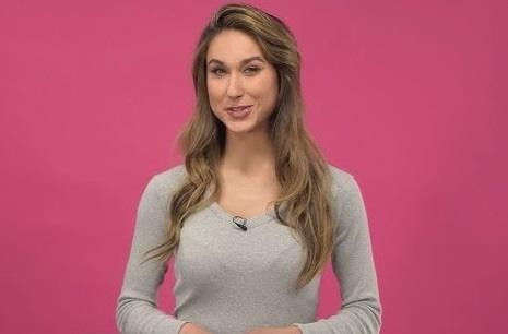 Alt: Ida Nowakowska jako prezenterka telewizyjna w studiu, uśmiechnięta i pełna energii.