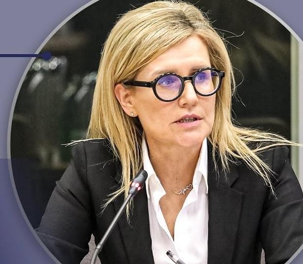 Ewa Wrzosek, polska prokurator, przemawiająca z pasją podczas konferencji prasowej, z wyrazem determinacji i przekonania na twarzy.