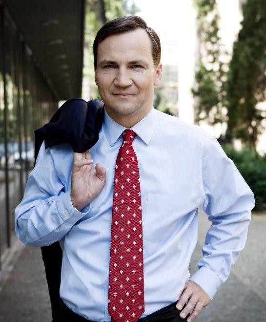 Radosław Sikorski podczas spotkania dyplomatycznego, symbolizującego jego aktywność w polityce zagranicznej.