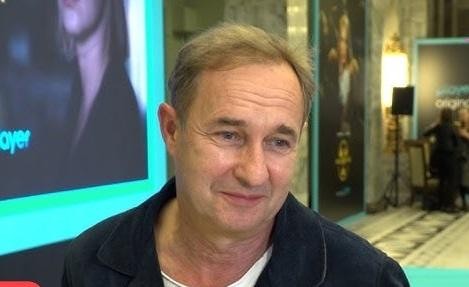Marek Kalita w dynamicznej scenie teatralnej, ukazujący swoje umiejętności aktorskie i intensywność emocji na scenie.