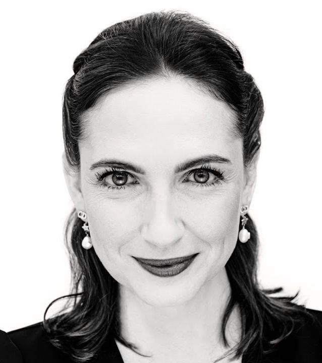 Anna Cieślak w trakcie występu na planie filmowym lub teatralnym, ukazująca jej zaangażowanie i pasję aktorską.