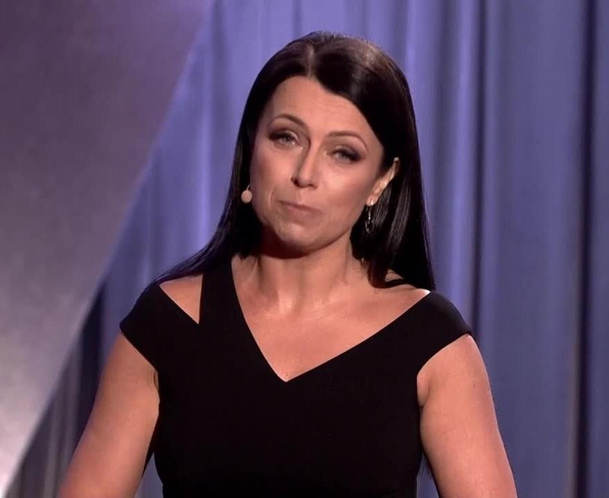 Adrianna Borek na scenie, w trakcie występu kabaretowego, z charakterystycznym dla niej wyrazem twarzy i gestykulacją.