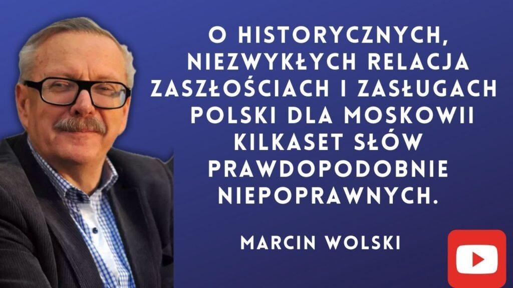 Ilustracja przedstawiająca Marcina Wolskiego w otoczeniu symboli jego kariery: mikrofonu radiowego, telewizora z programem satyrycznym i otwartej książki, z elementami humoru i polskiej kultury w tle.