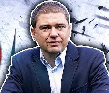Piotr Szumlewicz podczas publicznego wystąpienia, z ekspresją oddającą jego zaangażowanie i determinację.
