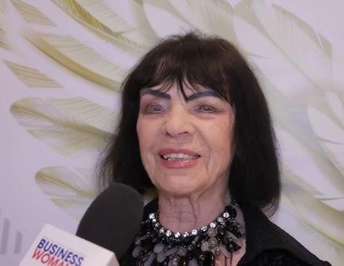 Czarno-białe zdjęcie Sławy Przybylskiej na scenie w latach 50. lub 60. XX wieku, śpiewającej z mikrofonem, z ekspresyjnym wyrazem twarzy, oddającym emocje wykonywanych ballad.