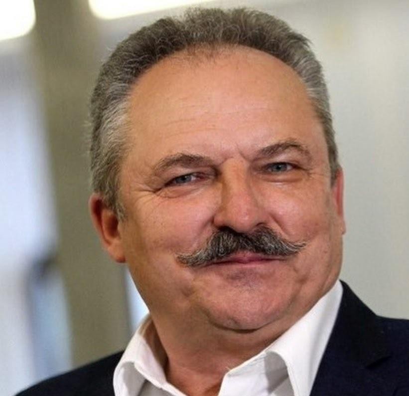 Marek Jakubiak przemawiający na wiecu politycznym, z widoczną publicznością w tle.