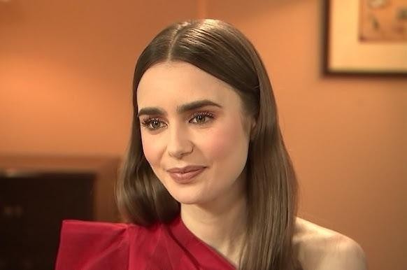 Lily Collins idąca ulicą Los Angeles, ubrana w stylowy strój, z palmami i miejską architekturą w tle.