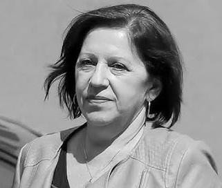 Wnętrze biura lub sali przesłuchań, symbolizujące powagę i napięcie związane z toczącym się śledztwem w sprawie spółki Srebrna, bez widocznych postaci.