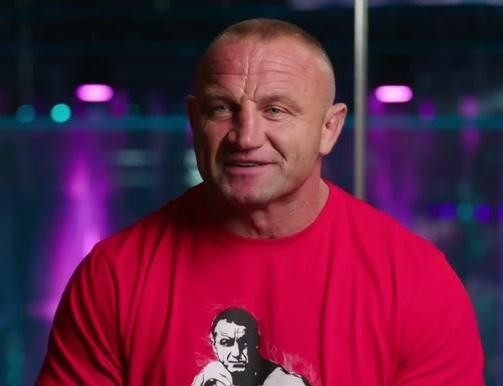 Sielankowy widok Białej Rawskiej, rodzinnego miasta Mariusza Pudzianowskiego, z elementami architektury i krajobrazu.