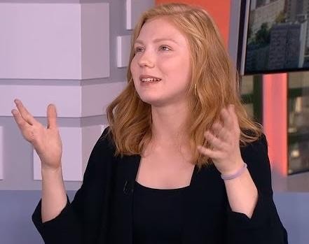 Edyta Torhan w dynamicznej pozie na scenie teatralnej, ukazująca ekspresję aktorską.