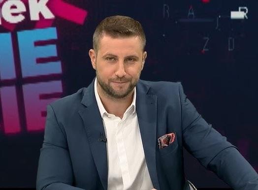 Miłosz Kłeczek podczas ostrej debaty z politykiem w studiu telewizyjnym.