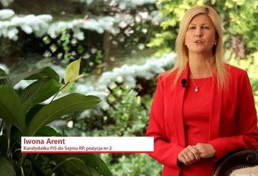 Iwona Arent podczas wystąpienia publicznego, z gestykulacją i zdeterminowanym wyrazem twarzy.