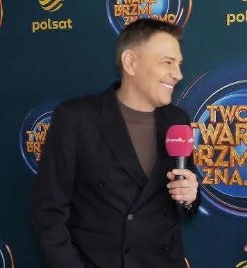 Krzysztof Ibisz w dynamicznej kompozycji symbolizującej jego wszechstronną karierę telewizyjną, aktorską i polityczną.
