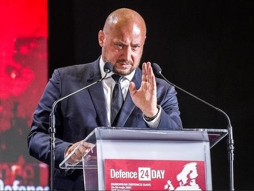 Portret Jacka Zdzisława Siewiery w garniturze, z tłem nawiązującym do jego kariery wojskowej i medycznej, podkreślający jego profesjonalizm i przywództwo.